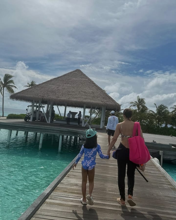 सोहा अली खान ने इंस्टाग्राम पर मालदीव वेकेशन की फोटोज शेयर की हैं. जिसमें वो कुणाल का बर्थडे सेलिब्रेट करती नजर आ रही हैं और बेटी इनाया के साथ नजर आ रही हैं.