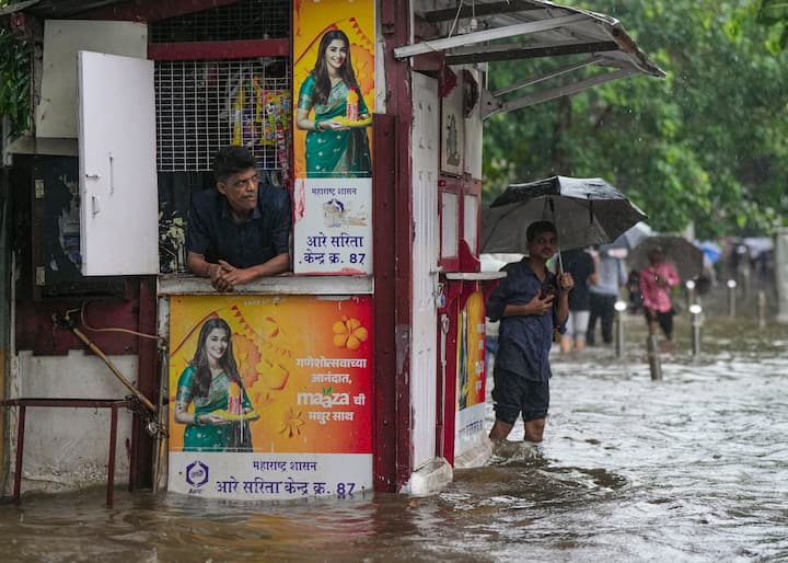 આ ઉપરાંત, મુખ્ય માર્ગો પર પણ ભારે ટ્રાફિક જામ જોવા મળ્યો હતો, જેનાથી વાહનવ્યવહાર ધીમો પડી ગયો હતો.