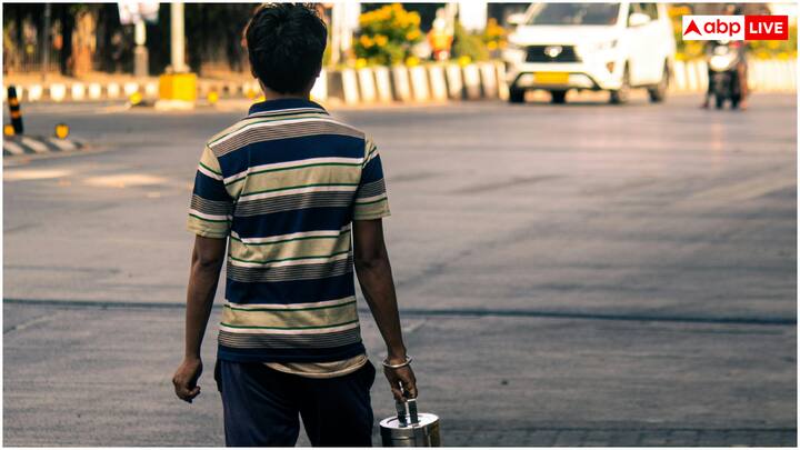 गर्मी में खाने को सेफ रखने के लिए जरूरी है कि टिफिन का सेलेक्शन सही हो. गर्मी के दिनों में स्टील या इंसुलेटेड टिफिन का उपयोग करना बेहतर होता है. इस तरह के टिफिन में खाना देर तक गर्म रहता है, जिससे बैक्टीरिया की ग्रोथ कम होती है.