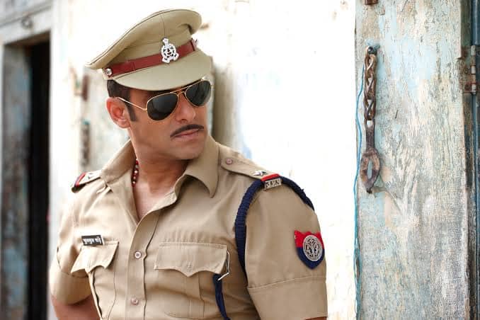 सलमान खान की फिल्म दबंग 2010 में रिलीज हुई थी ये एक  ब्‍लॉकबस्‍टर फिल्‍म थी, जिसे अभिनव कश्‍यप ने निर्देशित किया था इस फिल्‍म में सलमान खान चुलबुल पांडेय के किरदार में होते हैं जो कि उत्‍तरप्रदेश के लालगंज में अपने परिवार के साथ रह रहा होता है. चुलबुल खुद को रॉबिनहुड कहता है, दबंग की कहानी बहुत ही मजेदार है यह इतनी कि हिट हुई थी कि इसके अब तक 3 पार्ट बनाए जा चुके हैं.