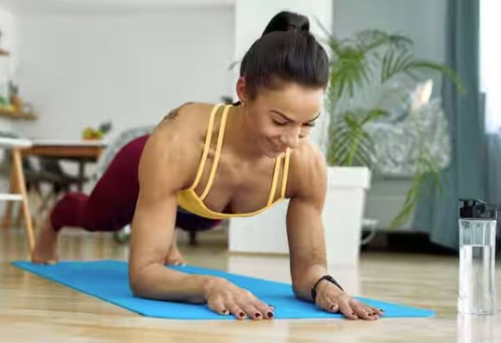 ਪਲੈਂਕ: ਪਲੈਂਕ ਕਰਨ ਨਾਲ ਪੇਟ ਦੀਆਂ ਮਾਸਪੇਸ਼ੀਆਂ ਮਜ਼ਬੂਤ ​​ਹੁੰਦੀਆਂ ਹਨ ਅਤੇ ਪੇਟ ਦੀ ਚਰਬੀ ਕੰਟਰੋਲ ਵਿੱਚ ਰਹਿੰਦੀ ਹੈ। ਰੋਜ਼ਾਨਾ ਸਿਰਫ਼ 1 ਮਿੰਟ ਨਾਲ ਸ਼ੁਰੂ ਕਰੋ ਅਤੇ ਹੌਲੀ-ਹੌਲੀ ਸਮਾਂ ਵਧਾਓ।