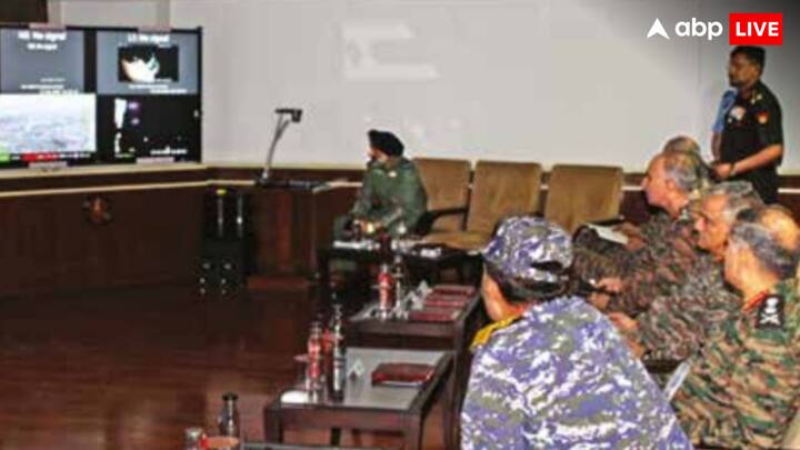 एबीपी न्यूज को भारतीय सेना के साउथ ब्लॉक स्थित वॉर-रूम (जिसे ऑप्स रूम के तौर पर भी जाना जाता है) की एक्सक्लूसिव तस्वीरें मिली हैं. इन तस्वीरों में CDS जनरल अनिल चौहान, थलसेना प्रमुख जनरल उपेंद्र द्विवेदी, एयर चीफ मार्शल एपी सिंह और चीफ ऑफ नेवल स्टाफ एडमिरल दिनेश कुमार त्रिपाठी को देखा जा सकता है. इसके साथ सह-थलसेना प्रमुख (वाइस चीफ) लेफ्टिनेंट जनरल एनएस राजा सुब्रमणि और DGMO लेफ्टिनेंट जनरल राजीव घई भी वॉर-रूम में मौजूद थे. सेना के वॉर-रूम में कई स्क्रीन लगी हैं जिन पर सैटेलाइट तस्वीरें और वीडियो देखे जा सकते हैं. इन स्क्रीन पर लोकेशन के कॉर्डिनेट्स भी दिखाई पड़ रहे हैं जो दिखाता है कि ये उन नौ आतंकी ठिकानों के थे जिन्हें भारतीय वायुसेना और थलसेना ने 6-7 मई को तबाह किया था.