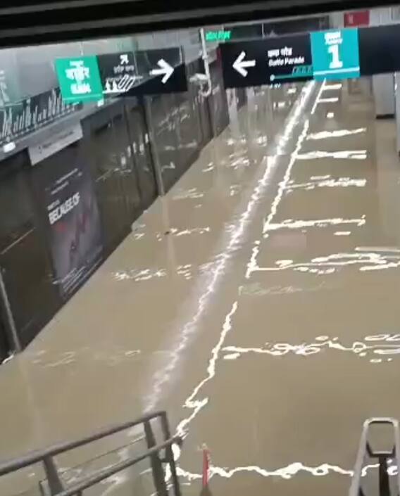 मुंबईतील भुयारी मेट्रो स्थानकात पाणी घुसलं!