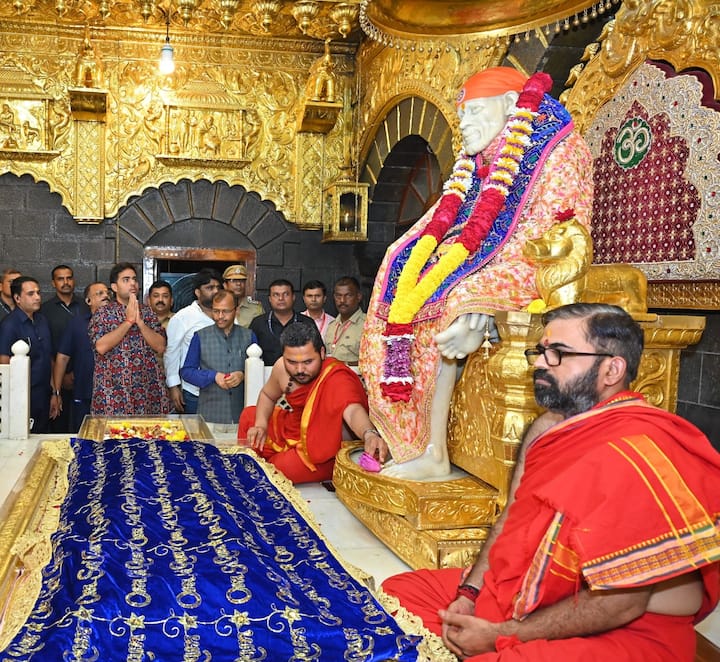 आयपीएलचा यंदाचा 18 वा हंगाम असून आता अंतिम सामन्यांच्या दिशेने वाटचाल सुरू आहे. त्यामुळे, मुंबई इंडियन्सचा हा प्रवास विजयाकडे जावा यासाठी उद्योगपती आकाश अंबानी यांनी गेल्या महिनाभरात आज पाचव्यांदा शिर्डीत साई दरबारी हजेरी लावली.