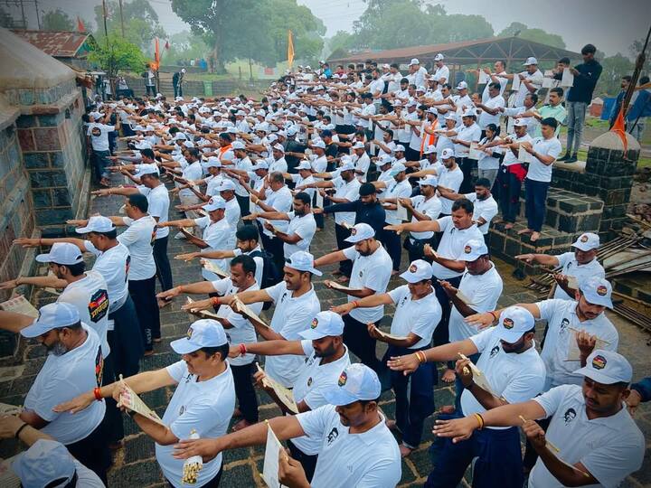 निलेश लंके म्हणाले, रायरेश्वर गडावर आज एक ऐतिहासिक क्षण अनुभवला..