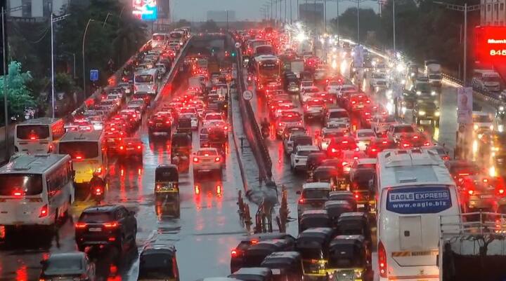 सध्या ही वाहतूक कोंडी काढण्याचा प्रयत्न वाहतूक पोलिसांकडून युद्धपातळीवर सुरू आहे.