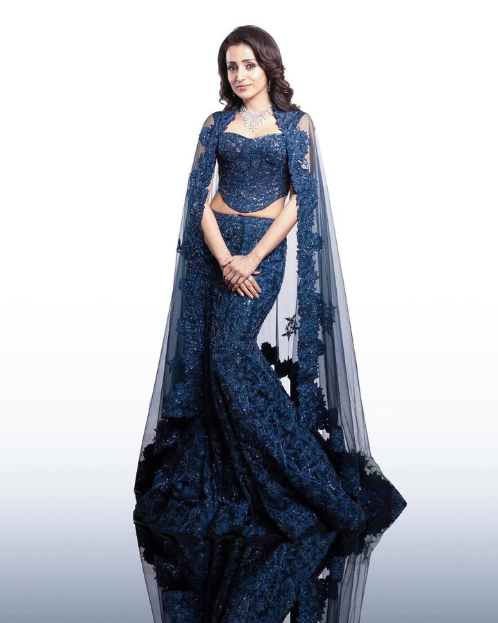 The ensemble featured a sculpted corset blouse intricately embellished with sequins and floral embroidery, paired with a dramatic fishtail skirt that beautifully flattered her silhouette.