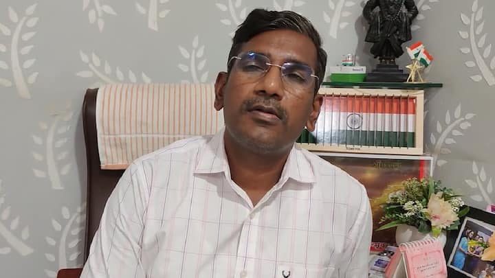 राष्ट्रीय महामार्ग क्रमांक 361 वरील बेलकुंड उड्डाणपूलावरुन जात असताना गाडी स्लिप होऊन सुरक्षा कठडा तोडून चार वेळेस पलटी झाली. या घटनेत गाडीतील वाहनचालक सुदैवाने बचावला आहे, त्याच्या हाताला आणि डोक्याला मार लागला आहे.