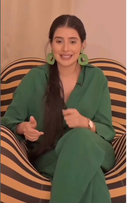 चारु ने बताया कि वो अपने परिवार के साथ रह रही हैं. बेटी जिएना भी उनके व्लॉग में साथ में नजर आईं. उन्होंने वीडियो में अपने घर की थोड़ी सी झलक भी दिखाई है.