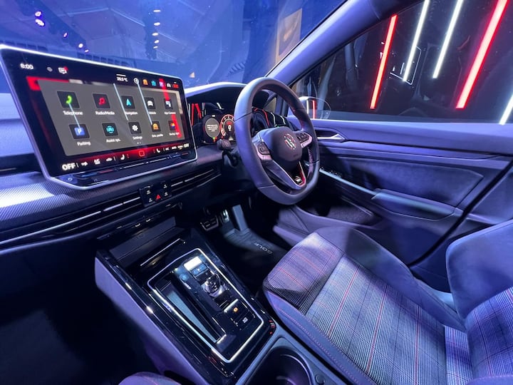 ২. Golf GTI-তে একটি ২.০ লিটার টার্বোচার্জড পেট্রোল ইঞ্জিন রয়েছে যা ২৬৫ হর্সপাওয়ার এবং ৩৭০Nm তৈরি করে। যার অর্থ এটি ৫.৯ সেকেন্ডে ০-১০০ কিমি/ঘণ্টা ছুটতে পারে। স্ট্যান্ডার্ড হল প্যাডেল শিফটার সহ একটি ৭ স্পিড ডুয়াল ক্লাচ অটোমেটিক।