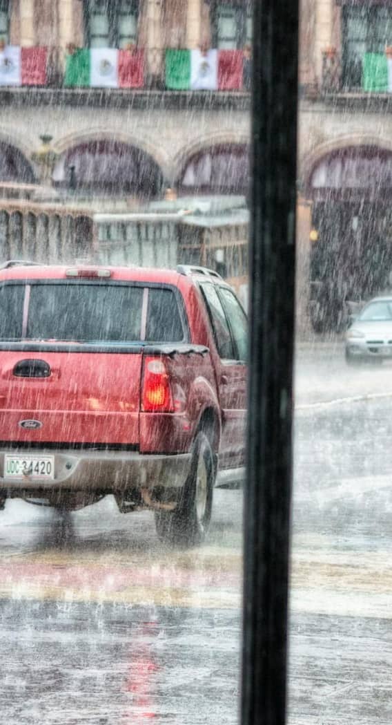 आंधी में क्या कार भी उड़ सकती है?