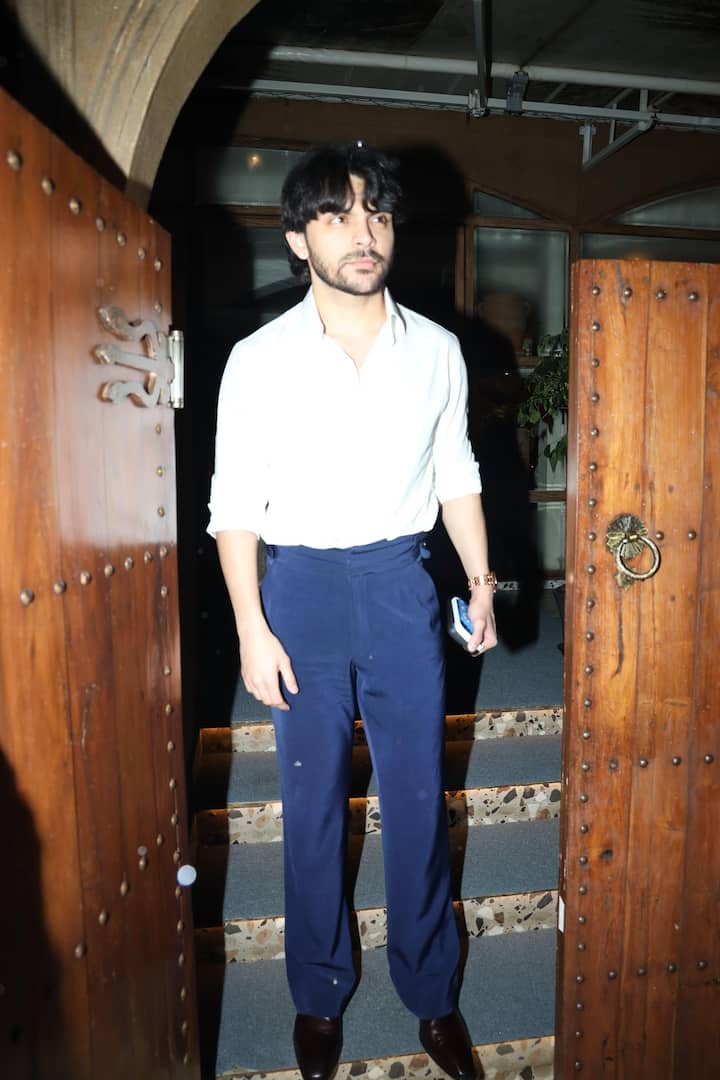 During this, Veer was seen in white shirt and blue pants. Veer looked quite handsome in this.
