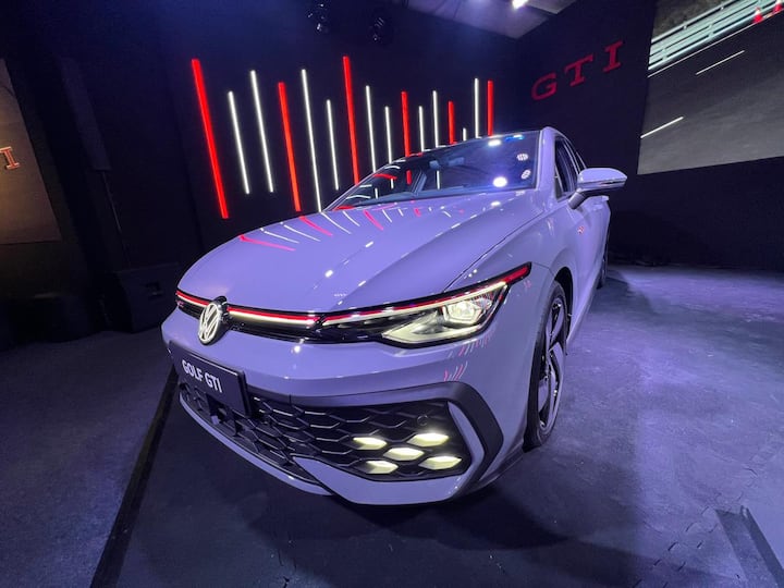 Volkswagen-এর এই গাড়ি নিয়ে আশা রয়েছে ভারতের ক্রেতাদের মধ্যে। ভারতে Golf GTI লঞ্চ করার পর প্রথম লটে প্রায় ১৫০টি গাড়ি আসবে। যেখানে এই প্রথমবার ভারতে গল্ফ ব্যাজ আসছে দেশে। আসুন দেখে নেওয়া যাক, এই পারফরম্যান্স গাড়ি সম্পর্কে আপনার জানা উচিত এমন ৫টি জিনিস।