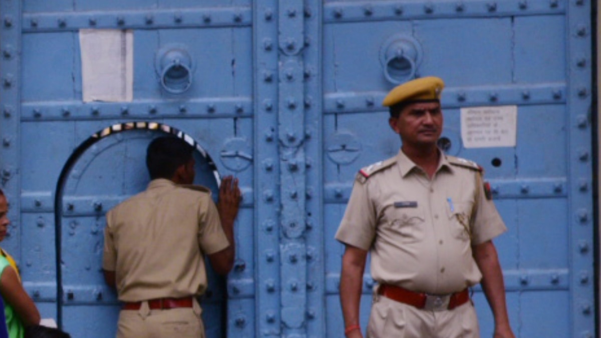 जयपुर सेंट्रल जेल से अस्पताल के लिए निकले 4 बंदी, पहुंच गए होटल, कोई पत्नी के साथ रुका तो कोई गर्लफ्रेंड के साथ