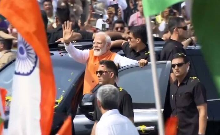PM Modi Gujarat Visit: ઓપરેશન સિંદૂર પછી પ્રધાનમંત્રી નરેન્દ્ર મોદી પહેલી વાર ગુજરાત પહોંચ્યા છે. તેમણે વડોદરામાં એક રોડ શોમાં ભાગ લીધો હતો.
