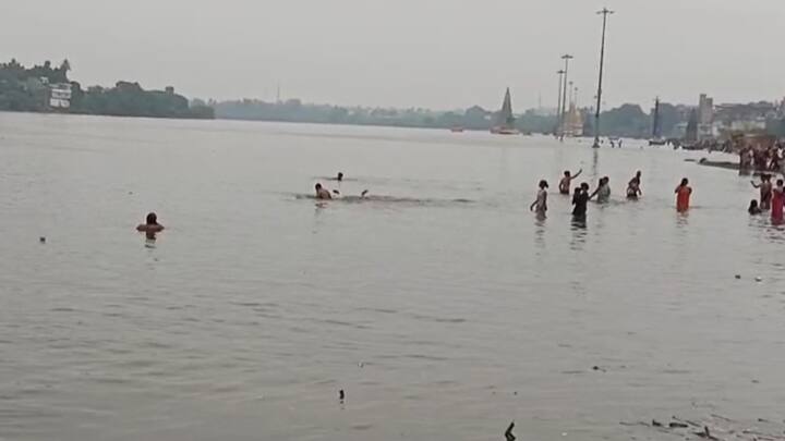 पंढरपूरमधील जुना दगडी पूल पाण्याखाली गेला आहे.