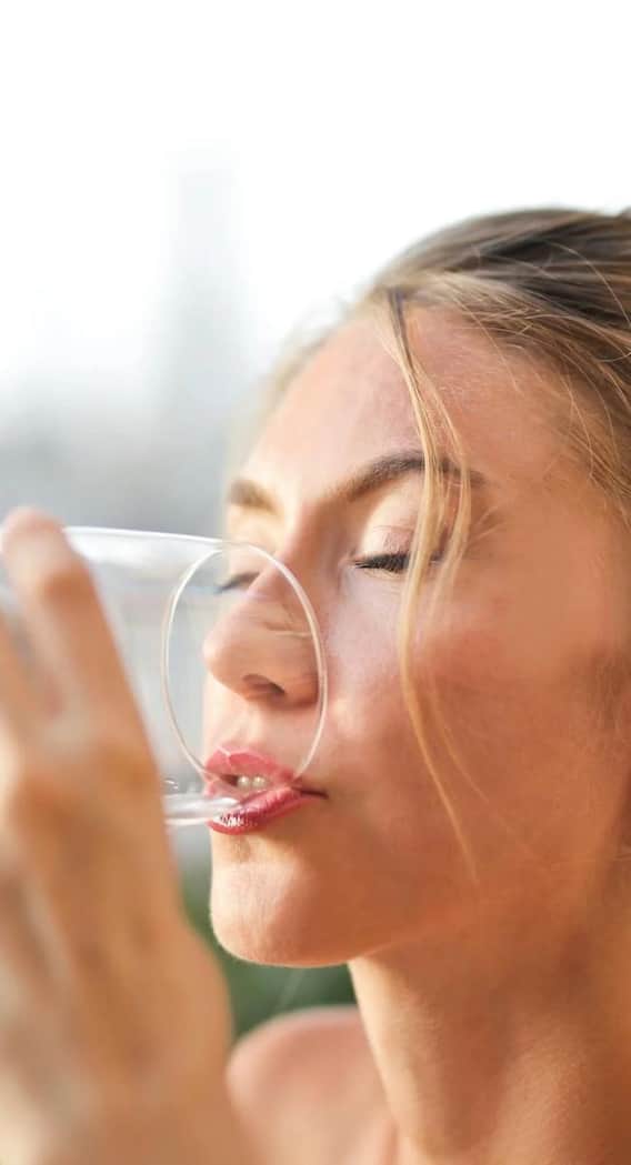 सुबह उठकर गर्म पानी पीने के हैं ये फायदे