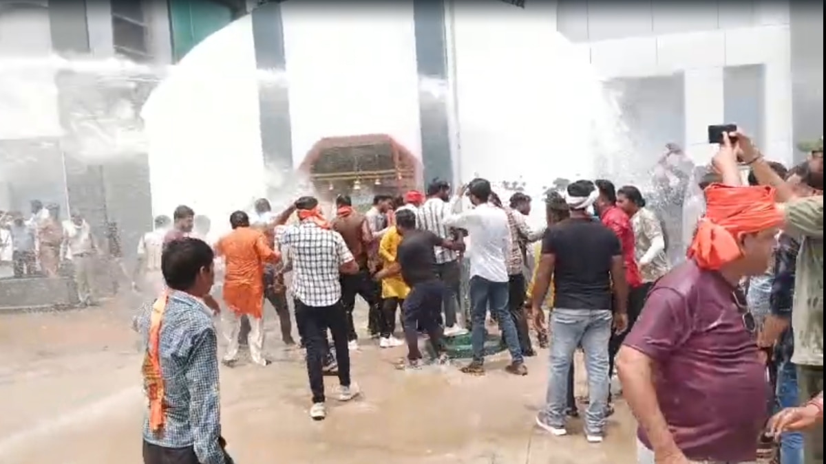 Katni News: एमपी के कटनी में श्रीराम मंदिर के सामने दीवार पर बवाल, पुलिस से भिड़े वीएचपी-बजरंग दल के कार्यकर्ता, तनाव