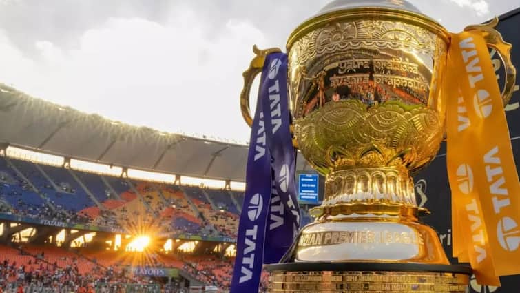 rcb has won title but virat kohli did not win ipl trophy but how ipl rcb royal challengers bengaluru wpl RCB ने जीता IPL का खिताब, लेकिन विराट कोहली के हाथ नहीं लगी ट्रॉफी, जानें क्या है सच
