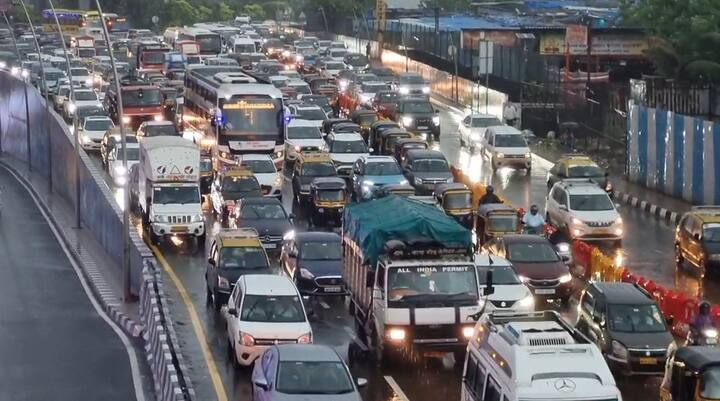 पश्चिम द्रुतगती महामार्गावर बोरिवलीकडून वांद्रेच्या दिशेने जाणाऱ्या मार्गावर मोठ्या प्रमाणात वाहतूक कोंडी दिसत आहे.