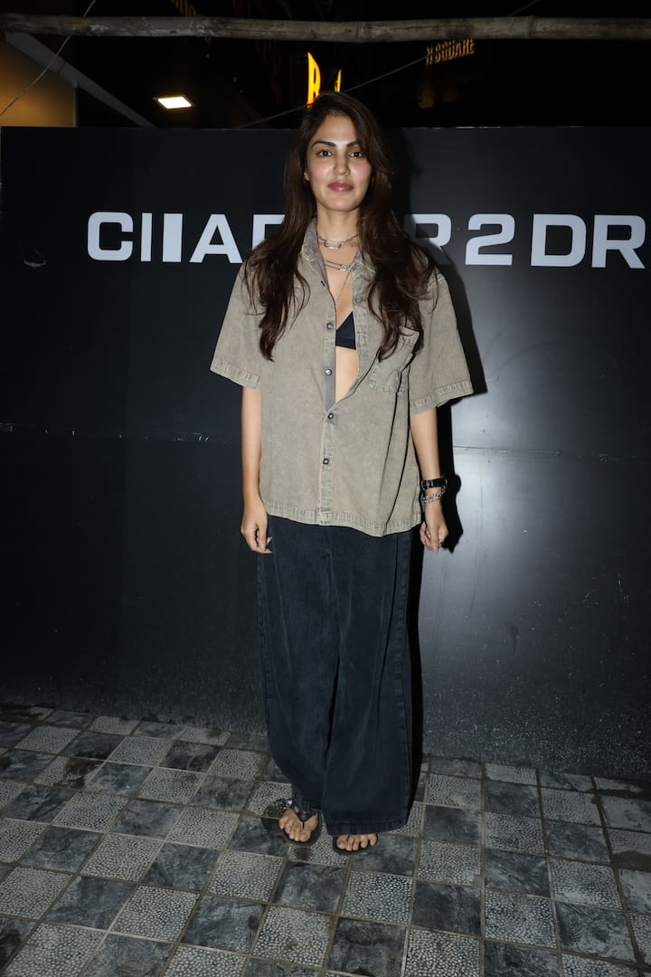 रविवार को रिया को कूल लुक में देखा गया. वो ग्रे शर्ट और ब्लैक बॉटम वियर में नजर आईं. उन्होंने अपने लुक को सिंपल रखा था.