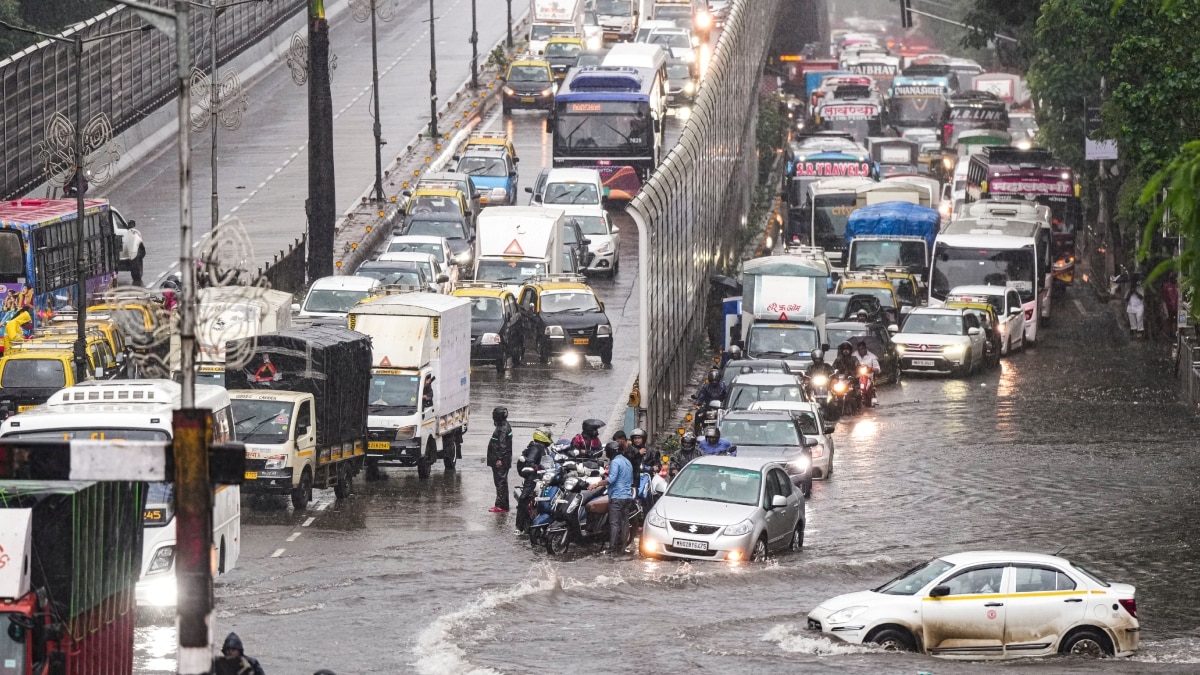 मुंबई में 75 साल बाद तय समय से पहले पहुंचा मानसून, रेड अलर्ट, जानें- कब तक होगी तेज बारिश?