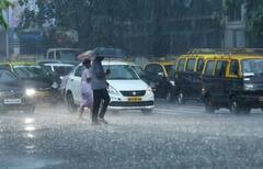 Mumbai Rain updates: मुंबईत सकाळी 10 वाजता अंधार, वेस्टर्न एक्स्प्रेस हायवेवर वाहनांचे हेडलाईट ऑन, प्रचंड वाहतूक कोंडी PHOTO