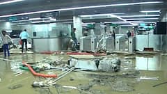 Mumbai Rains Aqua Line Metro: पावसामुळे तिकीट घर, सरकते जिने, तपास यंत्रणांना फटका; वरळीतील आचार्य अत्रे मेट्रो स्थानकाचे भयावह PHOTO