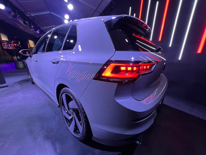 ১. Golf GTI ভক্সওয়াগেন রেঞ্জের মধ্যে সবচেয়ে আইকনিক গাড়িগুলির মধ্যে একটি। তবে এটি আসলে হট হ্যাচব্যাক, যা এখন সম্পূর্ণ আমদানি করা CBU ফর্মের মাধ্যমে ভারতে আসবে। এটি সর্বশেষ ও Golf GTI-এর নতুন প্রজন্মের গাড়ি।