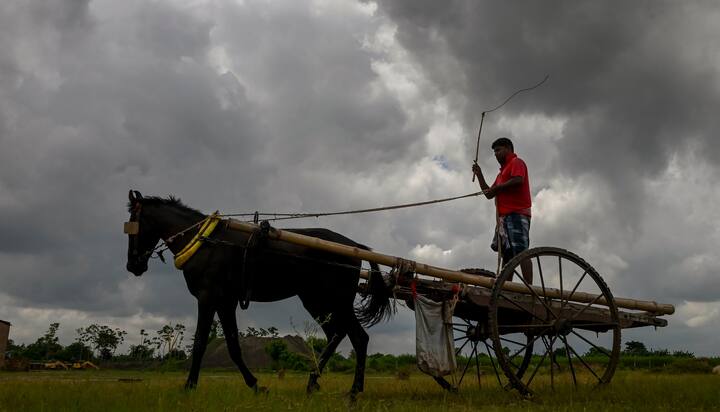 মৌসম ভবন জানিয়েছে, পশ্চিম, মধ্য ও উত্তর বঙ্গোপসাগর সংলগ্ন এলাকায় আগামী ২৮ মে নিম্নচাপ তৈরির প্রবল সম্ভাবনা। আগামী কয়েক ঘণ্টার মধ্যে আরও শক্তি বাড়াবে এই নিম্নচাপ। অসম এবং হরিয়ানাতে রয়েছে সক্রিয় ঘূর্ণাবর্ত। পূর্ব-মধ্য আরব সাগর ও দক্ষিণ কঙ্কনে নিম্নচাপ সুস্পষ্ট নিম্নচাপে পরিণত হয়েছে। এটি উত্তরমুখী হয়ে আরও শক্তি সঞ্চয় করতে পারে।