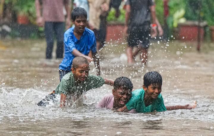 શહેરના અનેક વિસ્તારોમાં પાણી ભરાઈ ગયા હતા, જેના કારણે રેલવે ટ્રેક પણ પાણીમાં ગરકાવ થઈ ગયા હતા.
