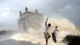 Mumbai Rain Updates: पहिल्याच पावसाने मुंबई तुंबली, थोड्याचवेळात समुद्राला भरती,  बीएमसीच्या युद्धपातळीवर हालचाली