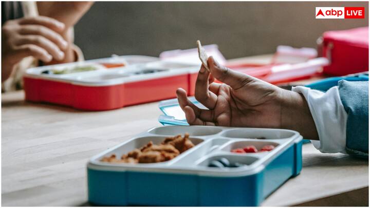 जब टिफिन में खाना पूरी तरह ठंडा हो जाए, तो इसे फ्रिज में रख दें. खाने को एक घंटे से ज्यादा रूम टेंपरेचर पर न रहने दें. अगर वर्किंग प्लेस पर फ्रिज नहीं है तो ऐसे में टिफिन को कवर से निकालकर एसी के सामने रख सकते हैं. इससे टिफिन का खाना खराब नहीं होगा.