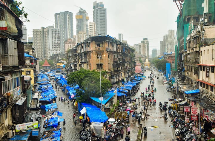 वहीं इस भारी बारिश के बीच बृहन्मुंबई महानगरपालिका (बीएमसी) और एमएचएडीए ने मुंबई की 96 जर्जर इमारतों को चिन्हित कर इनमें रह रहे करीब तीन हजार से ज्यादा लोगों को सुरक्षित जगहों पर शिफ्ट किया है. ये बिल्डिंग्स मानसून में खतरे की श्रेणी में थी.