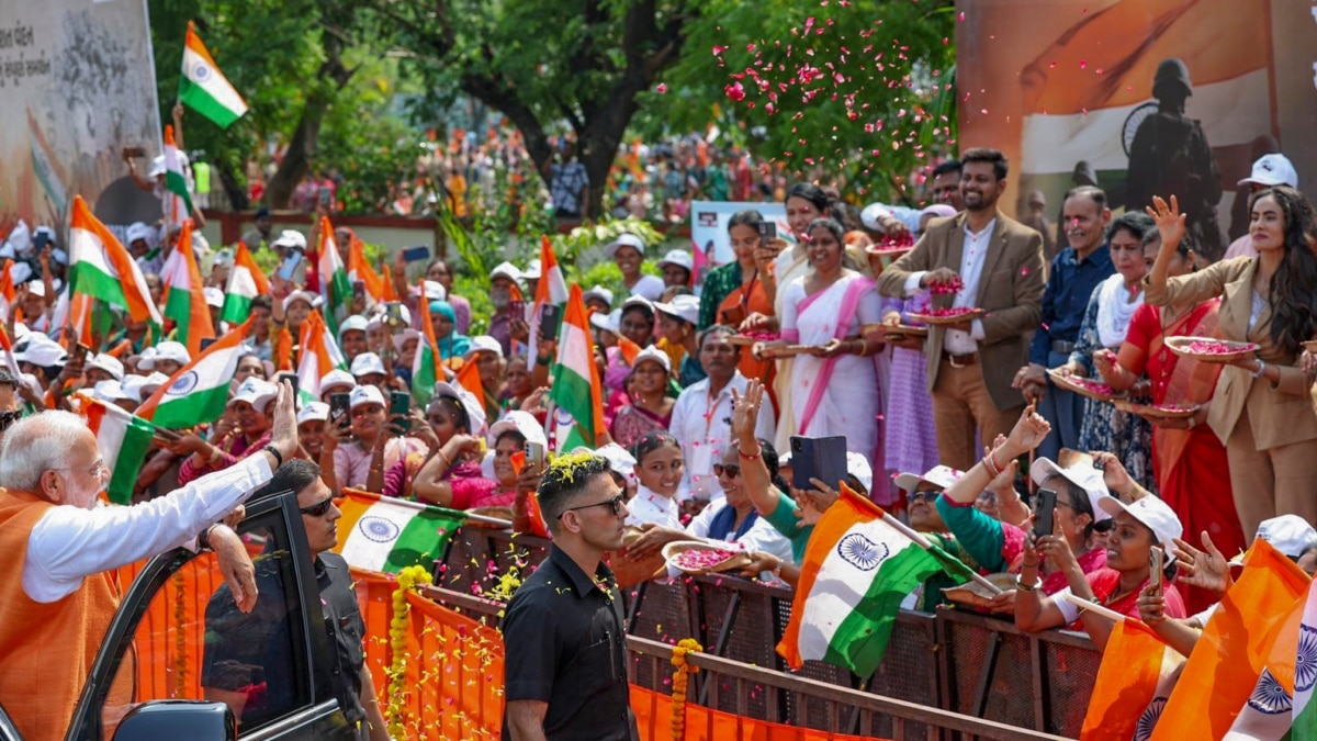 PM मोदी से मिले कर्नल सोफिया कुरैशी के पिता ताज मोहम्मद, कहा- ‘अगर हम अपनी बेटियों को…’