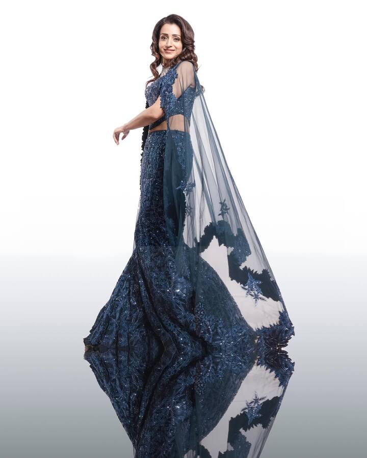 Her makeup, done by Usha Pawar, was soft-glam with a dewy finish, neutral eyes, and nude lips, while her hair, styled in voluminous waves by Rohini, flowed effortlessly to complement the regal outfit.