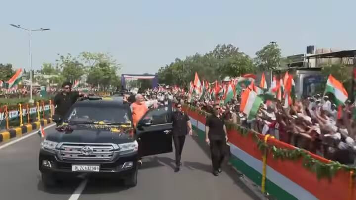 પીએમ મોદીના રોડ શોમાં હજારો લોકો હાજર રહ્યા હતા. આ દરમિયાન લોકોએ પીએમ પર ફૂલોનો વરસાદ પણ કર્યો.