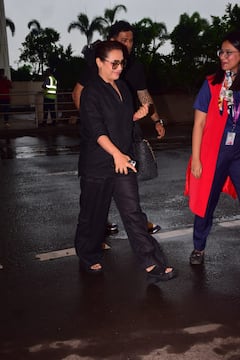 एयरपोर्ट पर ऑल ब्लैक लुक में दिखीं रानी मुखर्जी, मुंबई की भारी बारिश के बीच नजर आईं एक्ट्रेस