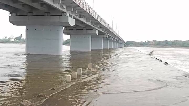 ढरपूर बंधाऱ्याच्या वरून पाणी वाहू लागले आहे.