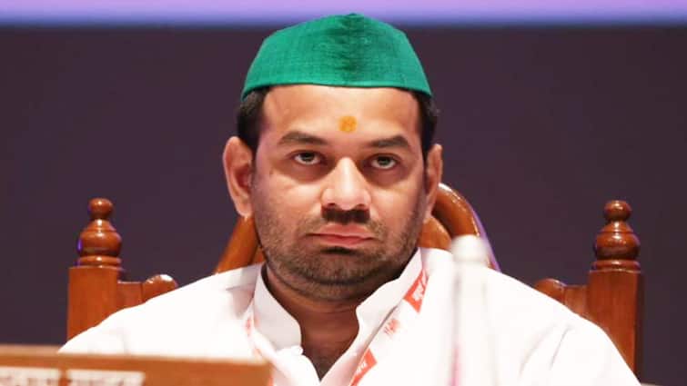 Lalu Prasad's elder son Tej Pratap Yadav made a controversial social media post with Anushka. He also talked about returning to the elections 'घर में ही दुश्मन'! आरजेडी से निकाले जाने पर बोले तेज प्रताप, जनता देगी जवाब