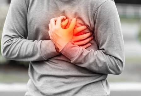 ઊંઘનો અભાવ તણાવ હોર્મોન્સ (જેમ કે કોર્ટિસોલ) માં વધારો કરે છે. આનાથી બ્લડ પ્રેશર વધી શકે છે અને હૃદયના ધબકારા ઝડપી થઈ શકે છે, જે લાંબા ગાળે હૃદયના રોગોનું કારણ બની શકે છે.