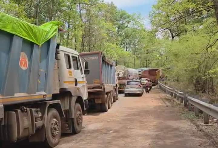 जाम लागल्याने वाहनांची सुमारे 5 ते 6 किलोमीटर लांबच लांब रांग लागली होती.