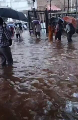 गुडघाभर पाण्यातून वाट काढत नागरिकांना मंत्रालय परिसरातून जावे लागत आहे.