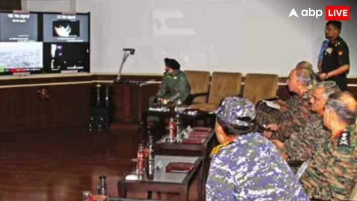 ABP ન્યૂઝને સાઉથ બ્લોકમાં સ્થિત ભારતીય સેનાના વોર રૂમ (જેને ઓપ્સ રૂમ તરીકે પણ ઓળખવામાં આવે છે) ના વિશિષ્ટ ચિત્રો મળ્યા છે. આ તસવીરોમાં ચીફ ઓફ ડિફેન્સ સ્ટાફ (CDS) જનરલ અનિલ ચૌહાણ, આર્મી ચીફ જનરલ ઉપેન્દ્ર દ્વિવેદી, એર ચીફ માર્શલ એપી સિંહ અને નેવલ સ્ટાફ ચીફ એડમિરલ દિનેશ કુમાર ત્રિપાઠી જોઈ શકાય છે. આ ટોચના અધિકારીઓ ઉપરાંત, કો આર્મી ચીફ (વાઈસ ચીફ) લેફ્ટનન્ટ જનરલ એનએસ રાજા સુબ્રમણ્ય અને ડીજીએમઓ લેફ્ટનન્ટ જનરલ રાજીવ ઘાઈ પણ વોર રૂમમાં હાજર હતા.