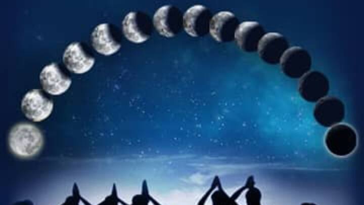 आर्थिक नुकसान टाळण्यासाठी उपाय - ज्यांना आर्थिक संकट किंवा व्यवसायात तोटा होत आहे त्यांच्यासाठी हे उपाय खूप फायदेशीर आहे. या उपायाअंतर्गत, पांढऱ्या कापडावर हळदीने स्वस्तिक बनवा आणि त्यावर कुबेर यंत्र ठेवा. यंत्राच्या चारही कोपऱ्यांवर लवंग आणि सुपारी ठेवा आणि