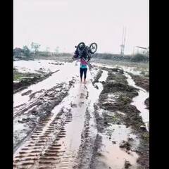 पावसामुळे रस्त्यांवर चिखलाचे साम्राज्य, पाणीच पाणी, माणमध्ये तरुणानं  थेट दुचाकी खांद्यावर उचलून रस्ता ओलांडला