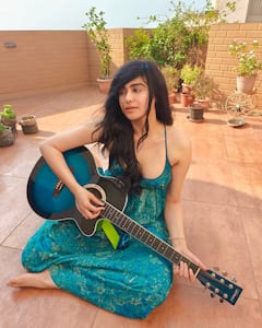 हाती गिटार अन् चेहऱ्यावर स्माईल; अभिनेत्री अदा शर्मा म्हणते कोणतं गाणं वाजवू?