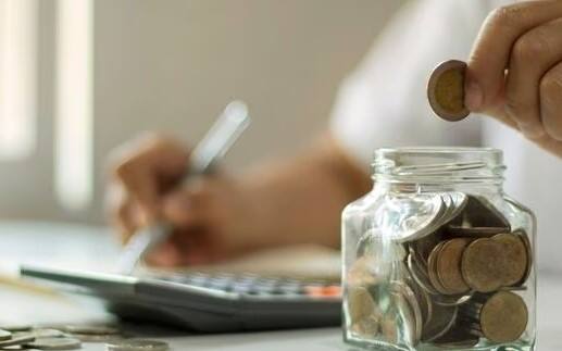 જો તમે સામાન્ય નાગરિક છો અને SBIમાં 2 વર્ષની FDમાં 2 લાખ રૂપિયા જમા કરાવો છો તો તમને પાકતી મુદત પર કુલ 2,28,424 રૂપિયા મળશે, જેમાં 28,424 રૂપિયાનું નિશ્ચિત વ્યાજ સામેલ છે.