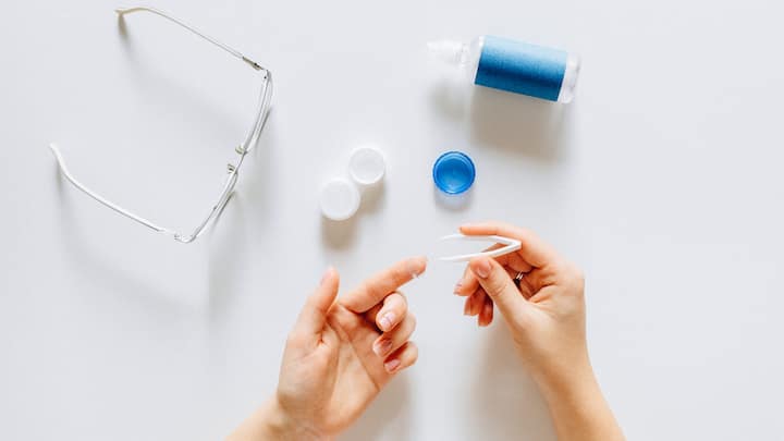 6. Practice Good Hygiene: Maintaining proper eye hygiene is important for preventing infections. Washing your hands is a must before touching your eyes, especially while inserting or removing contact lenses. Avoid rubbing your eyes with dirty hands. People who use contact lenses, should follow proper cleaning and storing instructions that are advised by their eye care professionals. (Image Source: Canva)