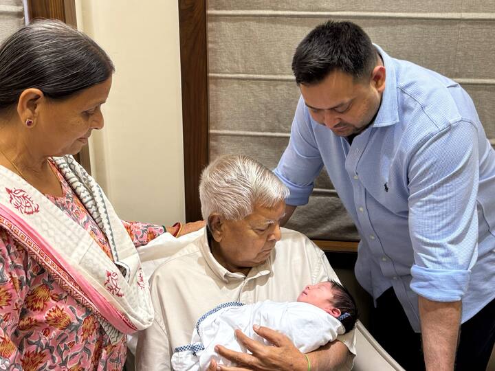 हाल के दिनों में जिस तरह से लालू परिवार ने तेज प्रताप को लेकर जो तनाव झेला उसके बाद इन तस्वीरों को देखकर यही कहा जा सकता है कि उनके लिए सिर्फ पोता नहीं आया है बल्कि ये सुकून का पल है.
